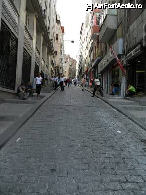 [P04] Din Karakoy, inspre Istiklal Caddesi - dealul este abrupt.  » foto by TraianS
 - 
<span class="allrVoted glyphicon glyphicon-heart hidden" id="av436079"></span>
<a class="m-l-10 hidden" id="sv436079" onclick="voting_Foto_DelVot(,436079,14995)" role="button">șterge vot <span class="glyphicon glyphicon-remove"></span></a>
<a id="v9436079" class=" c-red"  onclick="voting_Foto_SetVot(436079)" role="button"><span class="glyphicon glyphicon-heart-empty"></span> <b>LIKE</b> = Votează poza</a> <img class="hidden"  id="f436079W9" src="/imagini/loader.gif" border="0" /><span class="AjErrMes hidden" id="e436079ErM"></span>