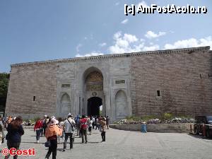 [P08] Bab-ı Hümayun, poarta de intrare în Palatul Topkapî (Topkapı Sarayı) » foto by Costi
 - 
<span class="allrVoted glyphicon glyphicon-heart hidden" id="av426433"></span>
<a class="m-l-10 hidden" id="sv426433" onclick="voting_Foto_DelVot(,426433,14995)" role="button">șterge vot <span class="glyphicon glyphicon-remove"></span></a>
<a id="v9426433" class=" c-red"  onclick="voting_Foto_SetVot(426433)" role="button"><span class="glyphicon glyphicon-heart-empty"></span> <b>LIKE</b> = Votează poza</a> <img class="hidden"  id="f426433W9" src="/imagini/loader.gif" border="0" /><span class="AjErrMes hidden" id="e426433ErM"></span>