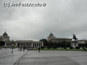 [P02] Ausseres Burgtor și statuia prințului eugen de Savoia în dreapta. În spate se zăresc cele două muzee gemene, Kunst Historische Museum și Natur Historische Museum » foto by RoxanaGRS
 - 
<span class="allrVoted glyphicon glyphicon-heart hidden" id="av903573"></span>
<a class="m-l-10 hidden" id="sv903573" onclick="voting_Foto_DelVot(,903573,15241)" role="button">șterge vot <span class="glyphicon glyphicon-remove"></span></a>
<a id="v9903573" class=" c-red"  onclick="voting_Foto_SetVot(903573)" role="button"><span class="glyphicon glyphicon-heart-empty"></span> <b>LIKE</b> = Votează poza</a> <img class="hidden"  id="f903573W9" src="/imagini/loader.gif" border="0" /><span class="AjErrMes hidden" id="e903573ErM"></span>