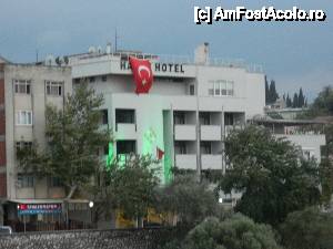 [P13] Hotel Hande văzut de la distanță. O mențiune în plus pentru turci care nu pregetă să se mândrească cu steagul indiferent de locație sau ocazie.  » foto by Dabator
 - 
<span class="allrVoted glyphicon glyphicon-heart hidden" id="av465370"></span>
<a class="m-l-10 hidden" id="sv465370" onclick="voting_Foto_DelVot(,465370,15348)" role="button">șterge vot <span class="glyphicon glyphicon-remove"></span></a>
<a id="v9465370" class=" c-red"  onclick="voting_Foto_SetVot(465370)" role="button"><span class="glyphicon glyphicon-heart-empty"></span> <b>LIKE</b> = Votează poza</a> <img class="hidden"  id="f465370W9" src="/imagini/loader.gif" border="0" /><span class="AjErrMes hidden" id="e465370ErM"></span>