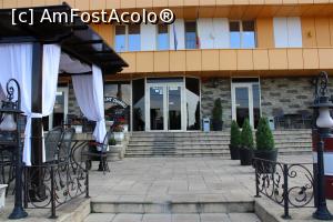 [P03] Iași, Hotel Zimbru, Intrarea în Restaurant, se vede puțin în stânga jos, separată de intrarea în hotel » foto by mprofeanu
 - 
<span class="allrVoted glyphicon glyphicon-heart hidden" id="av1131623"></span>
<a class="m-l-10 hidden" id="sv1131623" onclick="voting_Foto_DelVot(,1131623,15436)" role="button">șterge vot <span class="glyphicon glyphicon-remove"></span></a>
<a id="v91131623" class=" c-red"  onclick="voting_Foto_SetVot(1131623)" role="button"><span class="glyphicon glyphicon-heart-empty"></span> <b>LIKE</b> = Votează poza</a> <img class="hidden"  id="f1131623W9" src="/imagini/loader.gif" border="0" /><span class="AjErrMes hidden" id="e1131623ErM"></span>