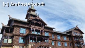 [P26] Scandic Holmenkollen Park, hotelul capodopera arhitecturala, care dateaza din 1894, construit in ,,stil dragon” norvegian, deosebit de popular intre 1880 si 1910. Acesta se afla in proces de restaurare, urmand a fi redeschis chiar in acest an. Se afla la doar 5 minute de mers pe jos de Turnul pentru sarituri cu schiurile, iar in spatele acestuia exista insa si un hotel cu arhitectura noua. » foto by geani anto
 - 
<span class="allrVoted glyphicon glyphicon-heart hidden" id="av1349052"></span>
<a class="m-l-10 hidden" id="sv1349052" onclick="voting_Foto_DelVot(,1349052,15474)" role="button">șterge vot <span class="glyphicon glyphicon-remove"></span></a>
<a id="v91349052" class=" c-red"  onclick="voting_Foto_SetVot(1349052)" role="button"><span class="glyphicon glyphicon-heart-empty"></span> <b>LIKE</b> = Votează poza</a> <img class="hidden"  id="f1349052W9" src="/imagini/loader.gif" border="0" /><span class="AjErrMes hidden" id="e1349052ErM"></span>