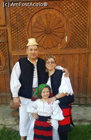 [P08] o poza ca familie in curtea pensiunii maramures din hoteni » foto by NELUTU D-tru
 - 
<span class="allrVoted glyphicon glyphicon-heart hidden" id="av744837"></span>
<a class="m-l-10 hidden" id="sv744837" onclick="voting_Foto_DelVot(,744837,15555)" role="button">șterge vot <span class="glyphicon glyphicon-remove"></span></a>
<a id="v9744837" class=" c-red"  onclick="voting_Foto_SetVot(744837)" role="button"><span class="glyphicon glyphicon-heart-empty"></span> <b>LIKE</b> = Votează poza</a> <img class="hidden"  id="f744837W9" src="/imagini/loader.gif" border="0" /><span class="AjErrMes hidden" id="e744837ErM"></span>