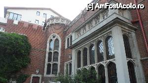 [P31] muzeul vazut din lateral spate. 
pe fundal se vede blocul nou, construit in ultimii ani care face o puternica nota discordanta cu bijuteria de casa muzeu in stil pur englezesc al dinastiei Tudorilor » foto by amero
 - 
<span class="allrVoted glyphicon glyphicon-heart hidden" id="av420969"></span>
<a class="m-l-10 hidden" id="sv420969" onclick="voting_Foto_DelVot(,420969,15684)" role="button">șterge vot <span class="glyphicon glyphicon-remove"></span></a>
<a id="v9420969" class=" c-red"  onclick="voting_Foto_SetVot(420969)" role="button"><span class="glyphicon glyphicon-heart-empty"></span> <b>LIKE</b> = Votează poza</a> <img class="hidden"  id="f420969W9" src="/imagini/loader.gif" border="0" /><span class="AjErrMes hidden" id="e420969ErM"></span>