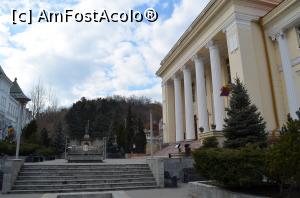 [P13] Tribunalul din Râmnicu Vâlcea și Monumentul Independenței » foto by Dragoș_MD
 - 
<span class="allrVoted glyphicon glyphicon-heart hidden" id="av946568"></span>
<a class="m-l-10 hidden" id="sv946568" onclick="voting_Foto_DelVot(,946568,15713)" role="button">șterge vot <span class="glyphicon glyphicon-remove"></span></a>
<a id="v9946568" class=" c-red"  onclick="voting_Foto_SetVot(946568)" role="button"><span class="glyphicon glyphicon-heart-empty"></span> <b>LIKE</b> = Votează poza</a> <img class="hidden"  id="f946568W9" src="/imagini/loader.gif" border="0" /><span class="AjErrMes hidden" id="e946568ErM"></span>