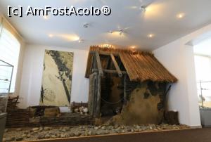 [P02] Muzeul de istorie a Județului Vâlcea. Locuință preistorică, reconstruită după urme descoperite la săpături arheologice » foto by Dragoș_MD <span class="label label-default labelC_thin small">NEVOTABILĂ</span>