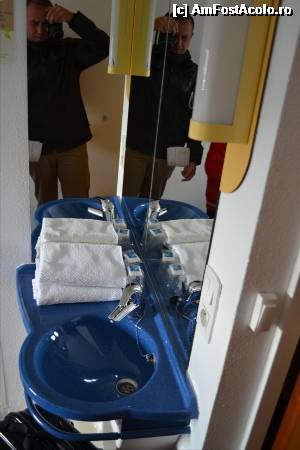 [P10] Chiuveta in camera si prosoapele. s-a facut curat in fiecare zi... si prosoapele au fost schimbate.  » foto by TraianS
 - 
<span class="allrVoted glyphicon glyphicon-heart hidden" id="av498478"></span>
<a class="m-l-10 hidden" id="sv498478" onclick="voting_Foto_DelVot(,498478,16149)" role="button">șterge vot <span class="glyphicon glyphicon-remove"></span></a>
<a id="v9498478" class=" c-red"  onclick="voting_Foto_SetVot(498478)" role="button"><span class="glyphicon glyphicon-heart-empty"></span> <b>LIKE</b> = Votează poza</a> <img class="hidden"  id="f498478W9" src="/imagini/loader.gif" border="0" /><span class="AjErrMes hidden" id="e498478ErM"></span>