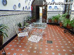 [P02] Primul patio, în față este intrarea dinspre stradă. Azulejos și ceramica agățată pe pereți mi-au făcut ziua mult mai luminoasă!  » foto by le_maitre
 - 
<span class="allrVoted glyphicon glyphicon-heart hidden" id="av502676"></span>
<a class="m-l-10 hidden" id="sv502676" onclick="voting_Foto_DelVot(,502676,16259)" role="button">șterge vot <span class="glyphicon glyphicon-remove"></span></a>
<a id="v9502676" class=" c-red"  onclick="voting_Foto_SetVot(502676)" role="button"><span class="glyphicon glyphicon-heart-empty"></span> <b>LIKE</b> = Votează poza</a> <img class="hidden"  id="f502676W9" src="/imagini/loader.gif" border="0" /><span class="AjErrMes hidden" id="e502676ErM"></span>