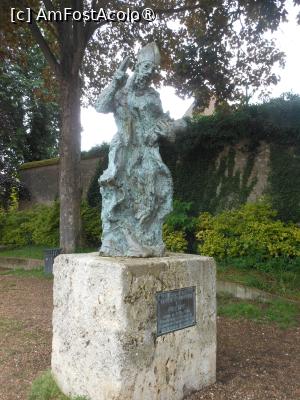 [P50] Chartres - Catedrala Notre-Dame de Chartres. Statuia lui Fulbert - episcop de Chartres (1006-1028), cel care a reconstruit catedrala. » foto by iulianic
 - 
<span class="allrVoted glyphicon glyphicon-heart hidden" id="av1441159"></span>
<a class="m-l-10 hidden" id="sv1441159" onclick="voting_Foto_DelVot(,1441159,16471)" role="button">șterge vot <span class="glyphicon glyphicon-remove"></span></a>
<a id="v91441159" class=" c-red"  onclick="voting_Foto_SetVot(1441159)" role="button"><span class="glyphicon glyphicon-heart-empty"></span> <b>LIKE</b> = Votează poza</a> <img class="hidden"  id="f1441159W9" src="/imagini/loader.gif" border="0" /><span class="AjErrMes hidden" id="e1441159ErM"></span>