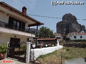 [P02] Intrarea la Bloutsos Rooms și o stâncă de la Meteora » foto by Costi
 - 
<span class="allrVoted glyphicon glyphicon-heart hidden" id="av516694"></span>
<a class="m-l-10 hidden" id="sv516694" onclick="voting_Foto_DelVot(,516694,16603)" role="button">șterge vot <span class="glyphicon glyphicon-remove"></span></a>
<a id="v9516694" class=" c-red"  onclick="voting_Foto_SetVot(516694)" role="button"><span class="glyphicon glyphicon-heart-empty"></span> <b>LIKE</b> = Votează poza</a> <img class="hidden"  id="f516694W9" src="/imagini/loader.gif" border="0" /><span class="AjErrMes hidden" id="e516694ErM"></span>