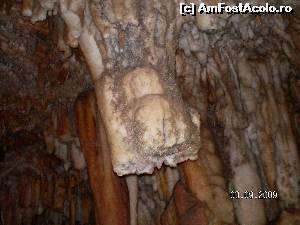 [P19] Alte stalactite din Pestera Drogarati » foto by irinad
 - 
<span class="allrVoted glyphicon glyphicon-heart hidden" id="av603252"></span>
<a class="m-l-10 hidden" id="sv603252" onclick="voting_Foto_DelVot(,603252,16617)" role="button">șterge vot <span class="glyphicon glyphicon-remove"></span></a>
<a id="v9603252" class=" c-red"  onclick="voting_Foto_SetVot(603252)" role="button"><span class="glyphicon glyphicon-heart-empty"></span> <b>LIKE</b> = Votează poza</a> <img class="hidden"  id="f603252W9" src="/imagini/loader.gif" border="0" /><span class="AjErrMes hidden" id="e603252ErM"></span>