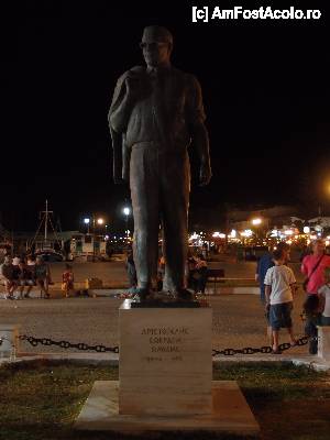[P15] Statuia lui Aristotle Onassis, intalnita pe faleza statiunii Nydri » foto by alexvat
 - 
<span class="allrVoted glyphicon glyphicon-heart hidden" id="av465729"></span>
<a class="m-l-10 hidden" id="sv465729" onclick="voting_Foto_DelVot(,465729,16678)" role="button">șterge vot <span class="glyphicon glyphicon-remove"></span></a>
<a id="v9465729" class=" c-red"  onclick="voting_Foto_SetVot(465729)" role="button"><span class="glyphicon glyphicon-heart-empty"></span> <b>LIKE</b> = Votează poza</a> <img class="hidden"  id="f465729W9" src="/imagini/loader.gif" border="0" /><span class="AjErrMes hidden" id="e465729ErM"></span>