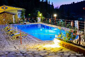 P04 [JUN-2014] Piscina hotelului luminata pe timp de noapte contribuie la realizarea unei atmosfere foarte frumoase atunci cand stai si ,,asculti linistea' pe balconul hotelului, dupa apus.