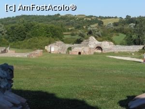 [P07] Felix Romuliana - Palatul imperatorului Galerius. În plan îndepărtat, două movile, mormântul lui Galerius și cel al mamei sale.  » foto by iulianic
 - 
<span class="allrVoted glyphicon glyphicon-heart hidden" id="av1131587"></span>
<a class="m-l-10 hidden" id="sv1131587" onclick="voting_Foto_DelVot(,1131587,16888)" role="button">șterge vot <span class="glyphicon glyphicon-remove"></span></a>
<a id="v91131587" class=" c-red"  onclick="voting_Foto_SetVot(1131587)" role="button"><span class="glyphicon glyphicon-heart-empty"></span> <b>LIKE</b> = Votează poza</a> <img class="hidden"  id="f1131587W9" src="/imagini/loader.gif" border="0" /><span class="AjErrMes hidden" id="e1131587ErM"></span>