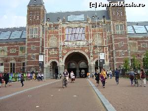 P02 [JUL-2014] Duminica in drum spre Rijksmuseum, fatada muzeului si primii biciclisti care ii vad iesind din pasaj