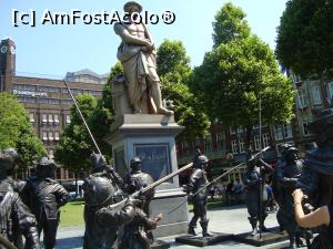 [P02] Statuia lui Rembrandt in Rembrandplein si grupul statuar din Rondul de noapte, creat de un grup de artisti rusi.  » foto by mireille
 - 
<span class="allrVoted glyphicon glyphicon-heart hidden" id="av853306"></span>
<a class="m-l-10 hidden" id="sv853306" onclick="voting_Foto_DelVot(,853306,17324)" role="button">șterge vot <span class="glyphicon glyphicon-remove"></span></a>
<a id="v9853306" class=" c-red"  onclick="voting_Foto_SetVot(853306)" role="button"><span class="glyphicon glyphicon-heart-empty"></span> <b>LIKE</b> = Votează poza</a> <img class="hidden"  id="f853306W9" src="/imagini/loader.gif" border="0" /><span class="AjErrMes hidden" id="e853306ErM"></span>