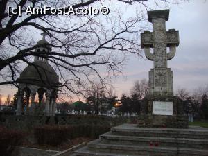 [P31] Prin Cimitirul Eroilor din municipiul Buzău. Câteva monumente de acolo amintesc de luptele aprige în care au fost implicați militarii pe front, dar și de cei care și-au pierdut viața în timpul Revoluției din decembrie 1989. În acest cimitir sunt îngropați și mulți soldați germani. » foto by Floryn81
 - 
<span class="allrVoted glyphicon glyphicon-heart hidden" id="av820109"></span>
<a class="m-l-10 hidden" id="sv820109" onclick="voting_Foto_DelVot(,820109,17366)" role="button">șterge vot <span class="glyphicon glyphicon-remove"></span></a>
<a id="v9820109" class=" c-red"  onclick="voting_Foto_SetVot(820109)" role="button"><span class="glyphicon glyphicon-heart-empty"></span> <b>LIKE</b> = Votează poza</a> <img class="hidden"  id="f820109W9" src="/imagini/loader.gif" border="0" /><span class="AjErrMes hidden" id="e820109ErM"></span>