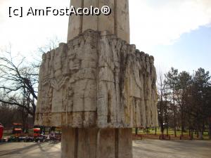 [P13] La baza obeliscului din parcul Crâng există câteva basoreliefuri ce prezintă scene din istoria României, putând fi recunoscute figuri importante ale istoriei noastre precum Burebista, Mihai Viteazul sau Nicolae Bălcescu.  » foto by Floryn81
 - 
<span class="allrVoted glyphicon glyphicon-heart hidden" id="av820595"></span>
<a class="m-l-10 hidden" id="sv820595" onclick="voting_Foto_DelVot(,820595,17366)" role="button">șterge vot <span class="glyphicon glyphicon-remove"></span></a>
<a id="v9820595" class=" c-red"  onclick="voting_Foto_SetVot(820595)" role="button"><span class="glyphicon glyphicon-heart-empty"></span> <b>LIKE</b> = Votează poza</a> <img class="hidden"  id="f820595W9" src="/imagini/loader.gif" border="0" /><span class="AjErrMes hidden" id="e820595ErM"></span>