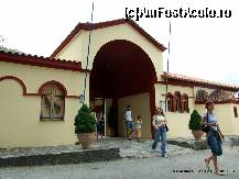 [P19] Mănăstirea Dyonissos, o mănăstire asemănătoare cu multe mănăstiri de-ale noastre din nordul Moldovei, liniştită, frumoasă, plină de încărcătură spirituală. Imagine a intrării » foto by iulibv
 - 
<span class="allrVoted glyphicon glyphicon-heart hidden" id="av114239"></span>
<a class="m-l-10 hidden" id="sv114239" onclick="voting_Foto_DelVot(,114239,17499)" role="button">șterge vot <span class="glyphicon glyphicon-remove"></span></a>
<a id="v9114239" class=" c-red"  onclick="voting_Foto_SetVot(114239)" role="button"><span class="glyphicon glyphicon-heart-empty"></span> <b>LIKE</b> = Votează poza</a> <img class="hidden"  id="f114239W9" src="/imagini/loader.gif" border="0" /><span class="AjErrMes hidden" id="e114239ErM"></span>