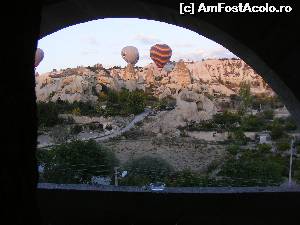 [P11] Privelişte de pe terasa camerei, asupra 'Göreme Panorama', dimineaţa - când încep să zboare baloanele.  » foto by gigiiuti
 - 
<span class="allrVoted glyphicon glyphicon-heart hidden" id="av566807"></span>
<a class="m-l-10 hidden" id="sv566807" onclick="voting_Foto_DelVot(,566807,17639)" role="button">șterge vot <span class="glyphicon glyphicon-remove"></span></a>
<a id="v9566807" class=" c-red"  onclick="voting_Foto_SetVot(566807)" role="button"><span class="glyphicon glyphicon-heart-empty"></span> <b>LIKE</b> = Votează poza</a> <img class="hidden"  id="f566807W9" src="/imagini/loader.gif" border="0" /><span class="AjErrMes hidden" id="e566807ErM"></span>