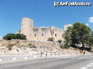 [P07] Castelul Bellever, forma sa rotunda, un adevarat nucleu de aparare. De asemenea si vegetatia mediteraneana. Sa nu uitam de turisti.  » foto by AnAlina*
 - 
<span class="allrVoted glyphicon glyphicon-heart hidden" id="av481559"></span>
<a class="m-l-10 hidden" id="sv481559" onclick="voting_Foto_DelVot(,481559,17664)" role="button">șterge vot <span class="glyphicon glyphicon-remove"></span></a>
<a id="v9481559" class=" c-red"  onclick="voting_Foto_SetVot(481559)" role="button"><span class="glyphicon glyphicon-heart-empty"></span> <b>LIKE</b> = Votează poza</a> <img class="hidden"  id="f481559W9" src="/imagini/loader.gif" border="0" /><span class="AjErrMes hidden" id="e481559ErM"></span>