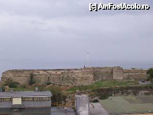 [P11] Muzeul Istoric Militar San Carlos, fotografie facuta din 'varful' Farului de Porto Pi. Pacat de vremea pe care am prins-o... cred ca intr-o zi insorita este cu totul altceva!  » foto by AnAlina*
 - 
<span class="allrVoted glyphicon glyphicon-heart hidden" id="av483035"></span>
<a class="m-l-10 hidden" id="sv483035" onclick="voting_Foto_DelVot(,483035,17664)" role="button">șterge vot <span class="glyphicon glyphicon-remove"></span></a>
<a id="v9483035" class=" c-red"  onclick="voting_Foto_SetVot(483035)" role="button"><span class="glyphicon glyphicon-heart-empty"></span> <b>LIKE</b> = Votează poza</a> <img class="hidden"  id="f483035W9" src="/imagini/loader.gif" border="0" /><span class="AjErrMes hidden" id="e483035ErM"></span>