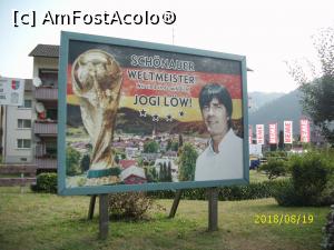 [P14] Panoul cu antrenorul Joachim Löw, aflat la intrarea în oraș.  » foto by puiutea
 - 
<span class="allrVoted glyphicon glyphicon-heart hidden" id="av1024400"></span>
<a class="m-l-10 hidden" id="sv1024400" onclick="voting_Foto_DelVot(,1024400,18008)" role="button">șterge vot <span class="glyphicon glyphicon-remove"></span></a>
<a id="v91024400" class=" c-red"  onclick="voting_Foto_SetVot(1024400)" role="button"><span class="glyphicon glyphicon-heart-empty"></span> <b>LIKE</b> = Votează poza</a> <img class="hidden"  id="f1024400W9" src="/imagini/loader.gif" border="0" /><span class="AjErrMes hidden" id="e1024400ErM"></span>