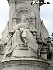 [P16] poza de pe net- Palatul Buckingham - statuia Reginei Victoria, parte a Memorialului inchinat ei » foto by luciaoradea <span class="label label-default labelC_thin small">NEVOTABILĂ</span>