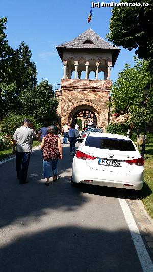 [P10] Intrarea si turnul de veghe... Cu toate ca existau parcari si cei de la securitate, probabil ca mai sunt 'bizoni' care au venit cu masina pana acolo. Era o slijba pentru niste nuntasi, dar tot nu aveau ce cauta masinile acolo.  » foto by iulian68
 - 
<span class="allrVoted glyphicon glyphicon-heart hidden" id="av631811"></span>
<a class="m-l-10 hidden" id="sv631811" onclick="voting_Foto_DelVot(,631811,18120)" role="button">șterge vot <span class="glyphicon glyphicon-remove"></span></a>
<a id="v9631811" class=" c-red"  onclick="voting_Foto_SetVot(631811)" role="button"><span class="glyphicon glyphicon-heart-empty"></span> <b>LIKE</b> = Votează poza</a> <img class="hidden"  id="f631811W9" src="/imagini/loader.gif" border="0" /><span class="AjErrMes hidden" id="e631811ErM"></span>