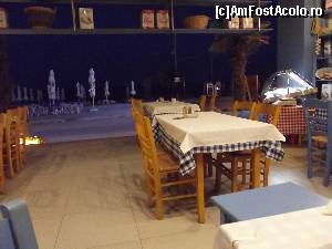 [P13] Prin faţa tavernei Ta Binelikia (Tα Mπινελίκια)  » foto by irinad
 - 
<span class="allrVoted glyphicon glyphicon-heart hidden" id="av682923"></span>
<a class="m-l-10 hidden" id="sv682923" onclick="voting_Foto_DelVot(,682923,18127)" role="button">șterge vot <span class="glyphicon glyphicon-remove"></span></a>
<a id="v9682923" class=" c-red"  onclick="voting_Foto_SetVot(682923)" role="button"><span class="glyphicon glyphicon-heart-empty"></span> <b>LIKE</b> = Votează poza</a> <img class="hidden"  id="f682923W9" src="/imagini/loader.gif" border="0" /><span class="AjErrMes hidden" id="e682923ErM"></span>