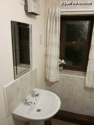 [P20] Ellarbeck Cottage - baia. Deasupra oglinzii observați încălzitorul.  » foto by ariciu*
 - 
<span class="allrVoted glyphicon glyphicon-heart hidden" id="av607591"></span>
<a class="m-l-10 hidden" id="sv607591" onclick="voting_Foto_DelVot(,607591,18223)" role="button">șterge vot <span class="glyphicon glyphicon-remove"></span></a>
<a id="v9607591" class=" c-red"  onclick="voting_Foto_SetVot(607591)" role="button"><span class="glyphicon glyphicon-heart-empty"></span> <b>LIKE</b> = Votează poza</a> <img class="hidden"  id="f607591W9" src="/imagini/loader.gif" border="0" /><span class="AjErrMes hidden" id="e607591ErM"></span>