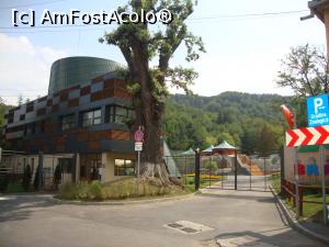 [P02] Intrarea la Zoo Brașov. În partea stângă se observă clădirea unde se află casa de bilete.  » foto by Floryn81
 - 
<span class="allrVoted glyphicon glyphicon-heart hidden" id="av777407"></span>
<a class="m-l-10 hidden" id="sv777407" onclick="voting_Foto_DelVot(,777407,18241)" role="button">șterge vot <span class="glyphicon glyphicon-remove"></span></a>
<a id="v9777407" class=" c-red"  onclick="voting_Foto_SetVot(777407)" role="button"><span class="glyphicon glyphicon-heart-empty"></span> <b>LIKE</b> = Votează poza</a> <img class="hidden"  id="f777407W9" src="/imagini/loader.gif" border="0" /><span class="AjErrMes hidden" id="e777407ErM"></span>