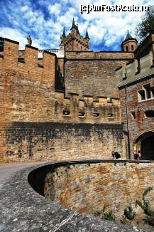 [P03] Hohenzollern - melcul medieval de la intrarea in castel. » foto by nicollec
 - 
<span class="allrVoted glyphicon glyphicon-heart hidden" id="av198707"></span>
<a class="m-l-10 hidden" id="sv198707" onclick="voting_Foto_DelVot(,198707,18333)" role="button">șterge vot <span class="glyphicon glyphicon-remove"></span></a>
<a id="v9198707" class=" c-red"  onclick="voting_Foto_SetVot(198707)" role="button"><span class="glyphicon glyphicon-heart-empty"></span> <b>LIKE</b> = Votează poza</a> <img class="hidden"  id="f198707W9" src="/imagini/loader.gif" border="0" /><span class="AjErrMes hidden" id="e198707ErM"></span>