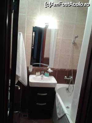 [P01] Baia apartamentului de la Golden Line » foto by alb1573
 - 
<span class="allrVoted glyphicon glyphicon-heart hidden" id="av640125"></span>
<a class="m-l-10 hidden" id="sv640125" onclick="voting_Foto_DelVot(,640125,18359)" role="button">șterge vot <span class="glyphicon glyphicon-remove"></span></a>
<a id="v9640125" class=" c-red"  onclick="voting_Foto_SetVot(640125)" role="button"><span class="glyphicon glyphicon-heart-empty"></span> <b>LIKE</b> = Votează poza</a> <img class="hidden"  id="f640125W9" src="/imagini/loader.gif" border="0" /><span class="AjErrMes hidden" id="e640125ErM"></span>