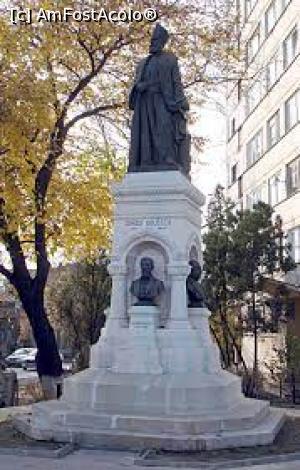 [P37] Statuia lui Dinicu Golescu şi a fraţilor Goleşti din Bucureşti » foto by Michi <span class="label label-default labelC_thin small">NEVOTABILĂ</span>