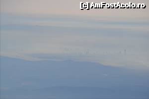 [P03] Istanbul in ceata diminetii, vazut din avion. Un pod peste Bosfor, se vede in stanga. Zgarie norii din zona Şişli, Levent, se vad si ei.  » foto by TraianS
 - 
<span class="allrVoted glyphicon glyphicon-heart hidden" id="av480910"></span>
<a class="m-l-10 hidden" id="sv480910" onclick="voting_Foto_DelVot(,480910,18417)" role="button">șterge vot <span class="glyphicon glyphicon-remove"></span></a>
<a id="v9480910" class=" c-red"  onclick="voting_Foto_SetVot(480910)" role="button"><span class="glyphicon glyphicon-heart-empty"></span> <b>LIKE</b> = Votează poza</a> <img class="hidden"  id="f480910W9" src="/imagini/loader.gif" border="0" /><span class="AjErrMes hidden" id="e480910ErM"></span>