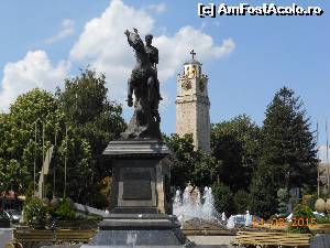 [P43] Bitola - Piaţa centrală. Statuia lui Filip al II-lea al Macedoniei, iar în fundal turnul cu ceas.  » foto by iulianic
 - 
<span class="allrVoted glyphicon glyphicon-heart hidden" id="av666915"></span>
<a class="m-l-10 hidden" id="sv666915" onclick="voting_Foto_DelVot(,666915,18564)" role="button">șterge vot <span class="glyphicon glyphicon-remove"></span></a>
<a id="v9666915" class=" c-red"  onclick="voting_Foto_SetVot(666915)" role="button"><span class="glyphicon glyphicon-heart-empty"></span> <b>LIKE</b> = Votează poza</a> <img class="hidden"  id="f666915W9" src="/imagini/loader.gif" border="0" /><span class="AjErrMes hidden" id="e666915ErM"></span>