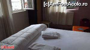 [P12] Camera este pe colț, cele două ferestre fiind orientate fiecare spre una din cele două străzi la intersecția cărora se află hotelul Kılınç.  » foto by Costi
 - 
<span class="allrVoted glyphicon glyphicon-heart hidden" id="av640152"></span>
<a class="m-l-10 hidden" id="sv640152" onclick="voting_Foto_DelVot(,640152,18826)" role="button">șterge vot <span class="glyphicon glyphicon-remove"></span></a>
<a id="v9640152" class=" c-red"  onclick="voting_Foto_SetVot(640152)" role="button"><span class="glyphicon glyphicon-heart-empty"></span> <b>LIKE</b> = Votează poza</a> <img class="hidden"  id="f640152W9" src="/imagini/loader.gif" border="0" /><span class="AjErrMes hidden" id="e640152ErM"></span>