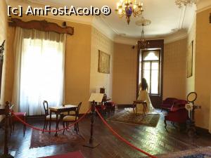 [P23] <strong>Budoirul</strong>, spatiul privat al doamnelor, cu mobilier ce cuprinde un sezlong pentru lectura si relaxare, o zona amenajata pentru ingrijire, cu oglinda, cutie de bijuterii si obiecte pentru brodat, cusut. Locatia unei astfel de incaperi este aleasa astfel incat peisajul privit da la fereastra sa fie cat mai placut. » foto by geani anto
 - 
<span class="allrVoted glyphicon glyphicon-heart hidden" id="av1203527"></span>
<a class="m-l-10 hidden" id="sv1203527" onclick="voting_Foto_DelVot(,1203527,18846)" role="button">șterge vot <span class="glyphicon glyphicon-remove"></span></a>
<a id="v91203527" class=" c-red"  onclick="voting_Foto_SetVot(1203527)" role="button"><span class="glyphicon glyphicon-heart-empty"></span> <b>LIKE</b> = Votează poza</a> <img class="hidden"  id="f1203527W9" src="/imagini/loader.gif" border="0" /><span class="AjErrMes hidden" id="e1203527ErM"></span>