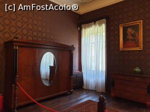 [P26] Dulapul din dormitor are o oglinda ovala incastrata pe usa din mijloc a acestuia,  iar celelalte piese de mobiler auxiliar imbraca goliciunea camerei si o echilibreaza la nivel vizual. » foto by geani anto
 - 
<span class="allrVoted glyphicon glyphicon-heart hidden" id="av1203530"></span>
<a class="m-l-10 hidden" id="sv1203530" onclick="voting_Foto_DelVot(,1203530,18846)" role="button">șterge vot <span class="glyphicon glyphicon-remove"></span></a>
<a id="v91203530" class=" c-red"  onclick="voting_Foto_SetVot(1203530)" role="button"><span class="glyphicon glyphicon-heart-empty"></span> <b>LIKE</b> = Votează poza</a> <img class="hidden"  id="f1203530W9" src="/imagini/loader.gif" border="0" /><span class="AjErrMes hidden" id="e1203530ErM"></span>