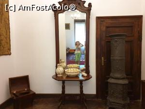 [P27] <strong>Camera de toaleta </strong>are un mobilier strict functional, fara decoratiuni.  Aici se regasesc insa si piese de baie folosite anterior pentru igiena personala minimala (cana, lighean). » foto by geani anto
 - 
<span class="allrVoted glyphicon glyphicon-heart hidden" id="av1203531"></span>
<a class="m-l-10 hidden" id="sv1203531" onclick="voting_Foto_DelVot(,1203531,18846)" role="button">șterge vot <span class="glyphicon glyphicon-remove"></span></a>
<a id="v91203531" class=" c-red"  onclick="voting_Foto_SetVot(1203531)" role="button"><span class="glyphicon glyphicon-heart-empty"></span> <b>LIKE</b> = Votează poza</a> <img class="hidden"  id="f1203531W9" src="/imagini/loader.gif" border="0" /><span class="AjErrMes hidden" id="e1203531ErM"></span>