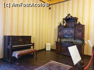 [P29] <strong>Sala de muzica</strong> este cea in care se desfasoara evenimentele muzicale in fata unei audiente selecte, dar si locatia unde erau instruiti copiii pentru a-si exersa vocea sau a canta la un instrument muzical, cel mai adesea, pian. » foto by geani anto
 - 
<span class="allrVoted glyphicon glyphicon-heart hidden" id="av1203533"></span>
<a class="m-l-10 hidden" id="sv1203533" onclick="voting_Foto_DelVot(,1203533,18846)" role="button">șterge vot <span class="glyphicon glyphicon-remove"></span></a>
<a id="v91203533" class=" c-red"  onclick="voting_Foto_SetVot(1203533)" role="button"><span class="glyphicon glyphicon-heart-empty"></span> <b>LIKE</b> = Votează poza</a> <img class="hidden"  id="f1203533W9" src="/imagini/loader.gif" border="0" /><span class="AjErrMes hidden" id="e1203533ErM"></span>