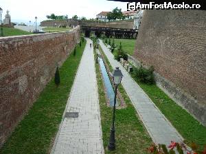 [P24] Alba Iulia. Priveliștea văzută de pe terasa Restaurantului medieval 'Pub 13'. Se vede poarta III » foto by FlorinAndrei
 - 
<span class="allrVoted glyphicon glyphicon-heart hidden" id="av615556"></span>
<a class="m-l-10 hidden" id="sv615556" onclick="voting_Foto_DelVot(,615556,18888)" role="button">șterge vot <span class="glyphicon glyphicon-remove"></span></a>
<a id="v9615556" class=" c-red"  onclick="voting_Foto_SetVot(615556)" role="button"><span class="glyphicon glyphicon-heart-empty"></span> <b>LIKE</b> = Votează poza</a> <img class="hidden"  id="f615556W9" src="/imagini/loader.gif" border="0" /><span class="AjErrMes hidden" id="e615556ErM"></span>