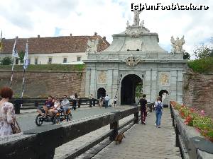 [P25] Alba Iulia. Am terminat masa la restaurant. Ne pregătim să intram în cetate, Winnie parca știe că urmează o plimbare lungăăă...  » foto by FlorinAndrei
 - 
<span class="allrVoted glyphicon glyphicon-heart hidden" id="av615557"></span>
<a class="m-l-10 hidden" id="sv615557" onclick="voting_Foto_DelVot(,615557,18888)" role="button">șterge vot <span class="glyphicon glyphicon-remove"></span></a>
<a id="v9615557" class=" c-red"  onclick="voting_Foto_SetVot(615557)" role="button"><span class="glyphicon glyphicon-heart-empty"></span> <b>LIKE</b> = Votează poza</a> <img class="hidden"  id="f615557W9" src="/imagini/loader.gif" border="0" /><span class="AjErrMes hidden" id="e615557ErM"></span>