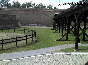 [P04] Alba Iulia, pod de lemn între cele 2 fortificații concentrice, în interiorul șanțului dintre ele » foto by FlorinAndrei
 - 
<span class="allrVoted glyphicon glyphicon-heart hidden" id="av614435"></span>
<a class="m-l-10 hidden" id="sv614435" onclick="voting_Foto_DelVot(,614435,18888)" role="button">șterge vot <span class="glyphicon glyphicon-remove"></span></a>
<a id="v9614435" class=" c-red"  onclick="voting_Foto_SetVot(614435)" role="button"><span class="glyphicon glyphicon-heart-empty"></span> <b>LIKE</b> = Votează poza</a> <img class="hidden"  id="f614435W9" src="/imagini/loader.gif" border="0" /><span class="AjErrMes hidden" id="e614435ErM"></span>