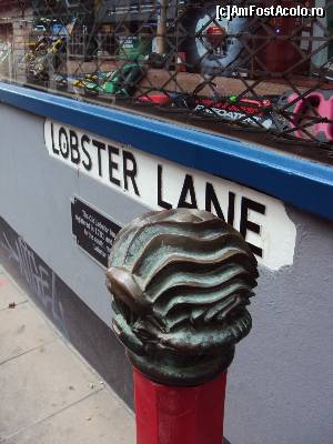 [P74] 74. Numele aleii pietonale este ilustrat și fizic. Lobsterul se distinge în partea inferioară a bilei, sub valurile mării.  » foto by msnd
 - 
<span class="allrVoted glyphicon glyphicon-heart hidden" id="av653748"></span>
<a class="m-l-10 hidden" id="sv653748" onclick="voting_Foto_DelVot(,653748,19042)" role="button">șterge vot <span class="glyphicon glyphicon-remove"></span></a>
<a id="v9653748" class=" c-red"  onclick="voting_Foto_SetVot(653748)" role="button"><span class="glyphicon glyphicon-heart-empty"></span> <b>LIKE</b> = Votează poza</a> <img class="hidden"  id="f653748W9" src="/imagini/loader.gif" border="0" /><span class="AjErrMes hidden" id="e653748ErM"></span>