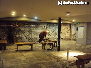 [P24] 23. La nivelul inferior, o secțiune a expoziției prezintă cum a fost construit castelul. Zona împrejmuită din dreapta jos este una din fundațiile originale ale stâlpilor ce susținea etajul.  » foto by msnd
 - 
<span class="allrVoted glyphicon glyphicon-heart hidden" id="av687626"></span>
<a class="m-l-10 hidden" id="sv687626" onclick="voting_Foto_DelVot(,687626,19042)" role="button">șterge vot <span class="glyphicon glyphicon-remove"></span></a>
<a id="v9687626" class=" c-red"  onclick="voting_Foto_SetVot(687626)" role="button"><span class="glyphicon glyphicon-heart-empty"></span> <b>LIKE</b> = Votează poza</a> <img class="hidden"  id="f687626W9" src="/imagini/loader.gif" border="0" /><span class="AjErrMes hidden" id="e687626ErM"></span>