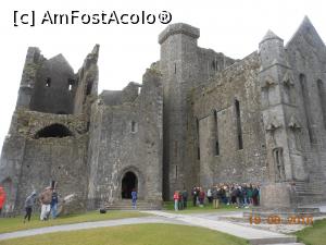 [P01] Rock of Cashel - Grup de turiști în fața intrării.  » foto by iulianic
 - 
<span class="allrVoted glyphicon glyphicon-heart hidden" id="av813918"></span>
<a class="m-l-10 hidden" id="sv813918" onclick="voting_Foto_DelVot(,813918,19173)" role="button">șterge vot <span class="glyphicon glyphicon-remove"></span></a>
<a id="v9813918" class=" c-red"  onclick="voting_Foto_SetVot(813918)" role="button"><span class="glyphicon glyphicon-heart-empty"></span> <b>LIKE</b> = Votează poza</a> <img class="hidden"  id="f813918W9" src="/imagini/loader.gif" border="0" /><span class="AjErrMes hidden" id="e813918ErM"></span>