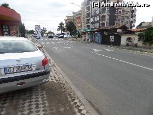 [P21] Trecerile de pietoni și parcarea, cu plată, a hotelului. În dreapta se văd porțile restaurantului de la care am auzit cântecul.  » foto by kikiritzi
 - 
<span class="allrVoted glyphicon glyphicon-heart hidden" id="av661518"></span>
<a class="m-l-10 hidden" id="sv661518" onclick="voting_Foto_DelVot(,661518,19226)" role="button">șterge vot <span class="glyphicon glyphicon-remove"></span></a>
<a id="v9661518" class=" c-red"  onclick="voting_Foto_SetVot(661518)" role="button"><span class="glyphicon glyphicon-heart-empty"></span> <b>LIKE</b> = Votează poza</a> <img class="hidden"  id="f661518W9" src="/imagini/loader.gif" border="0" /><span class="AjErrMes hidden" id="e661518ErM"></span>