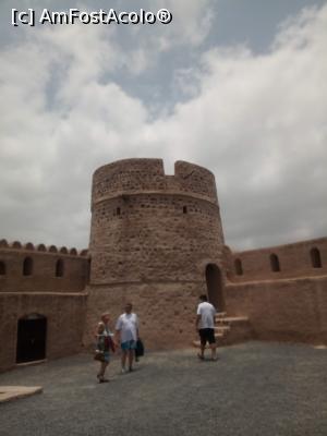 [P18] Fortul Fujairah-vedere exterioara cu turn rotund » foto by ile57b
 - 
<span class="allrVoted glyphicon glyphicon-heart hidden" id="av1291891"></span>
<a class="m-l-10 hidden" id="sv1291891" onclick="voting_Foto_DelVot(,1291891,19269)" role="button">șterge vot <span class="glyphicon glyphicon-remove"></span></a>
<a id="v91291891" class=" c-red"  onclick="voting_Foto_SetVot(1291891)" role="button"><span class="glyphicon glyphicon-heart-empty"></span> <b>LIKE</b> = Votează poza</a> <img class="hidden"  id="f1291891W9" src="/imagini/loader.gif" border="0" /><span class="AjErrMes hidden" id="e1291891ErM"></span>